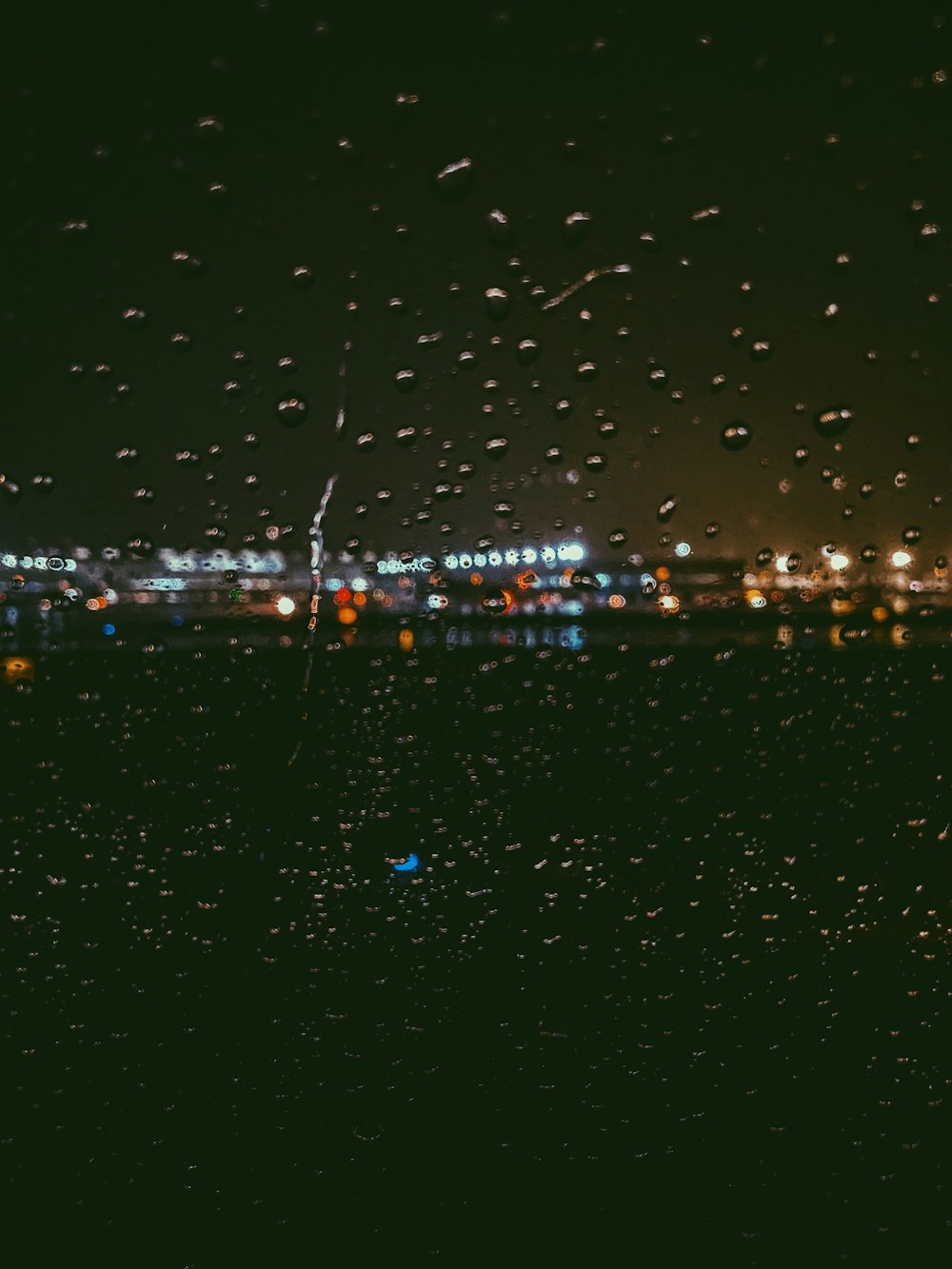 Una vista di una città di notte dall'acqua