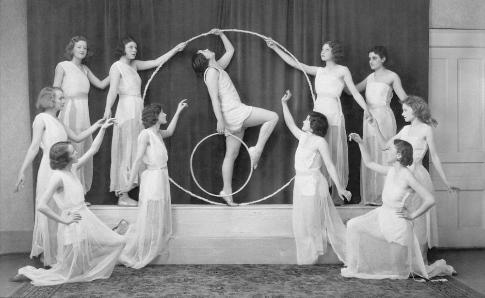 Eine Gruppe von Frauen, die um einen Hula-Hoop-Reifen stehen