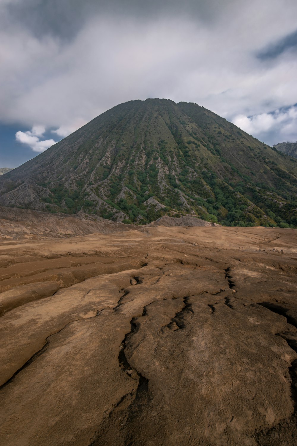 ein großer Berg mit einem sehr hohen Gipfel im Hintergrund