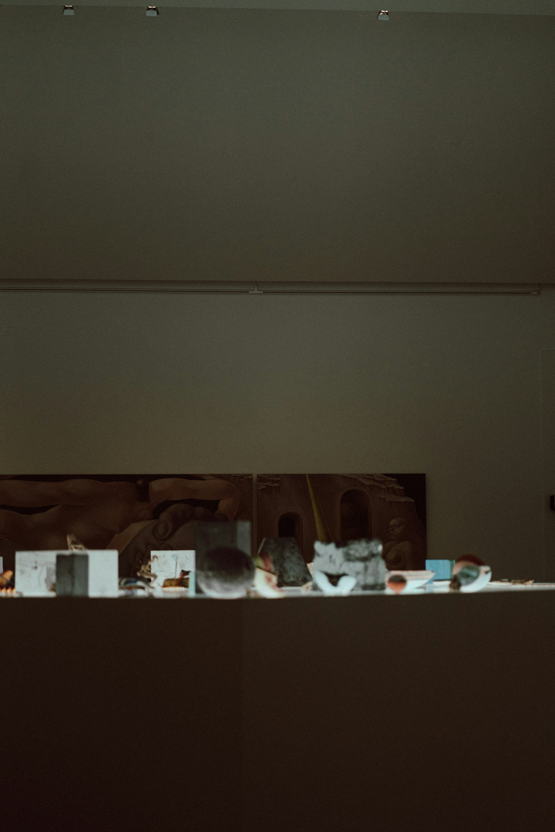 A close-up of a museum exhibit with an overlay of makanano's interactive 3D experience on a tablet screen.