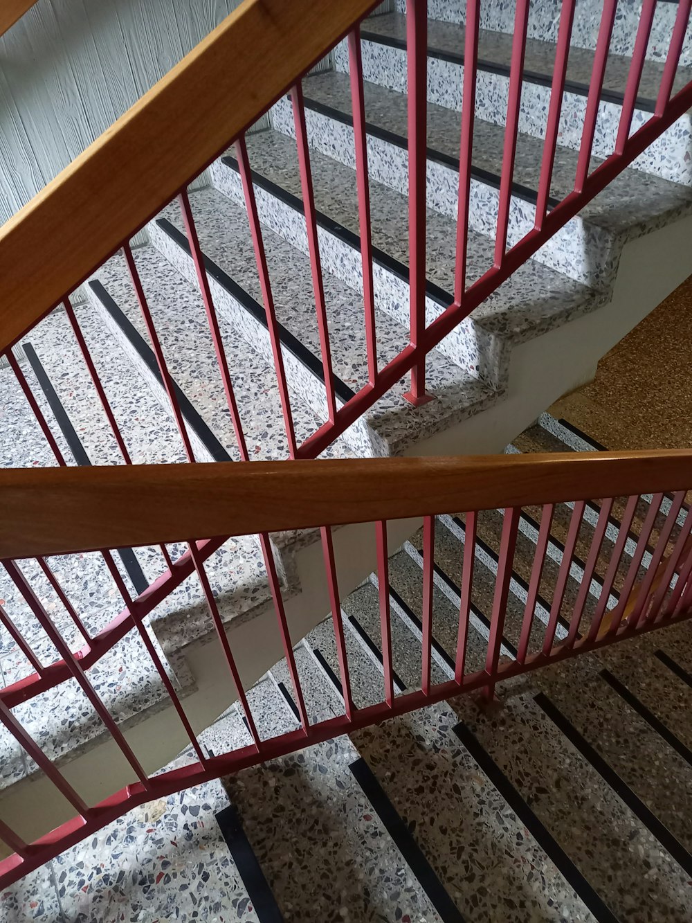 Un primer plano de una escalera en un edificio