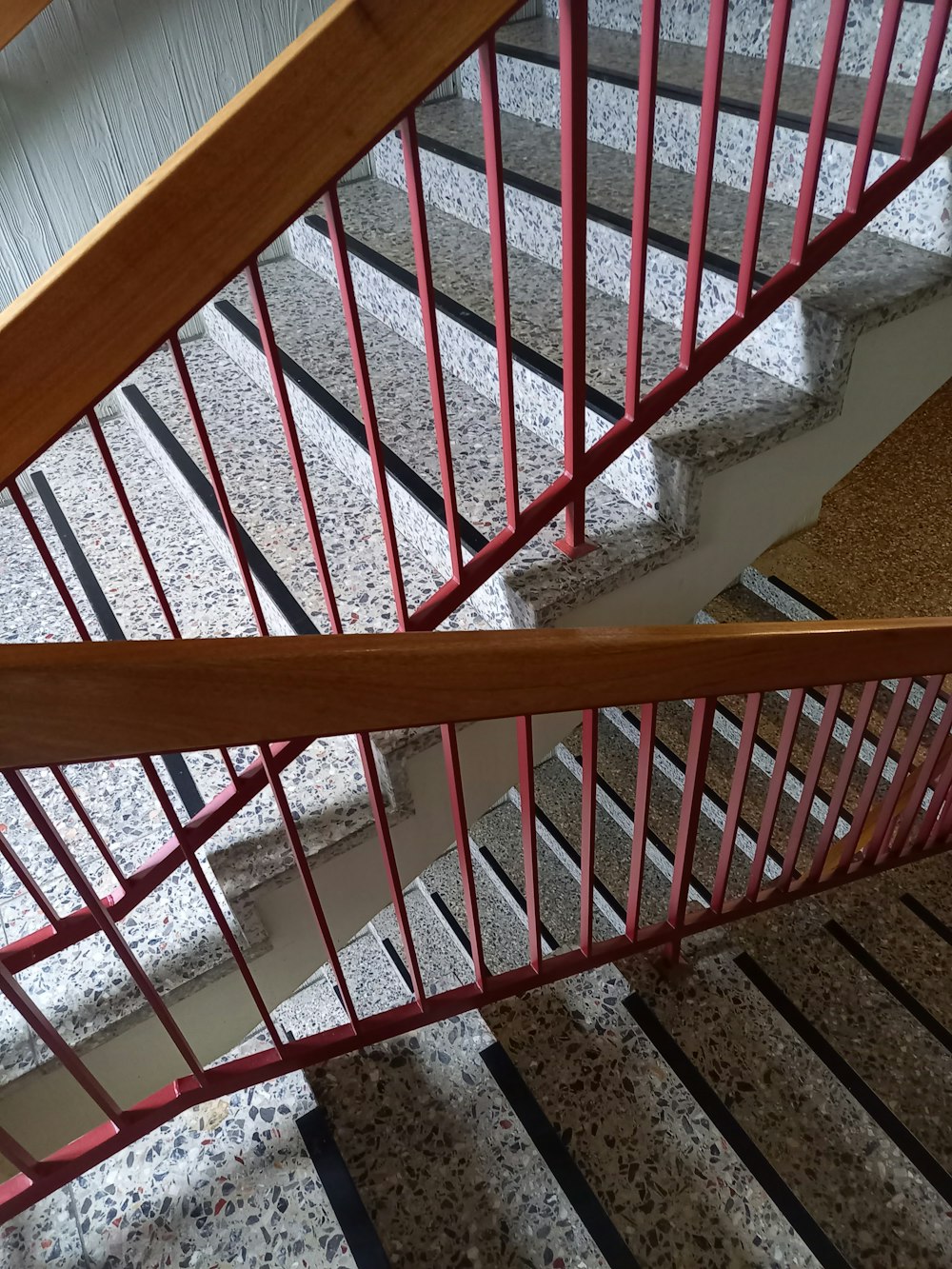 Nahaufnahme eines Treppenhauses an einem Gebäude