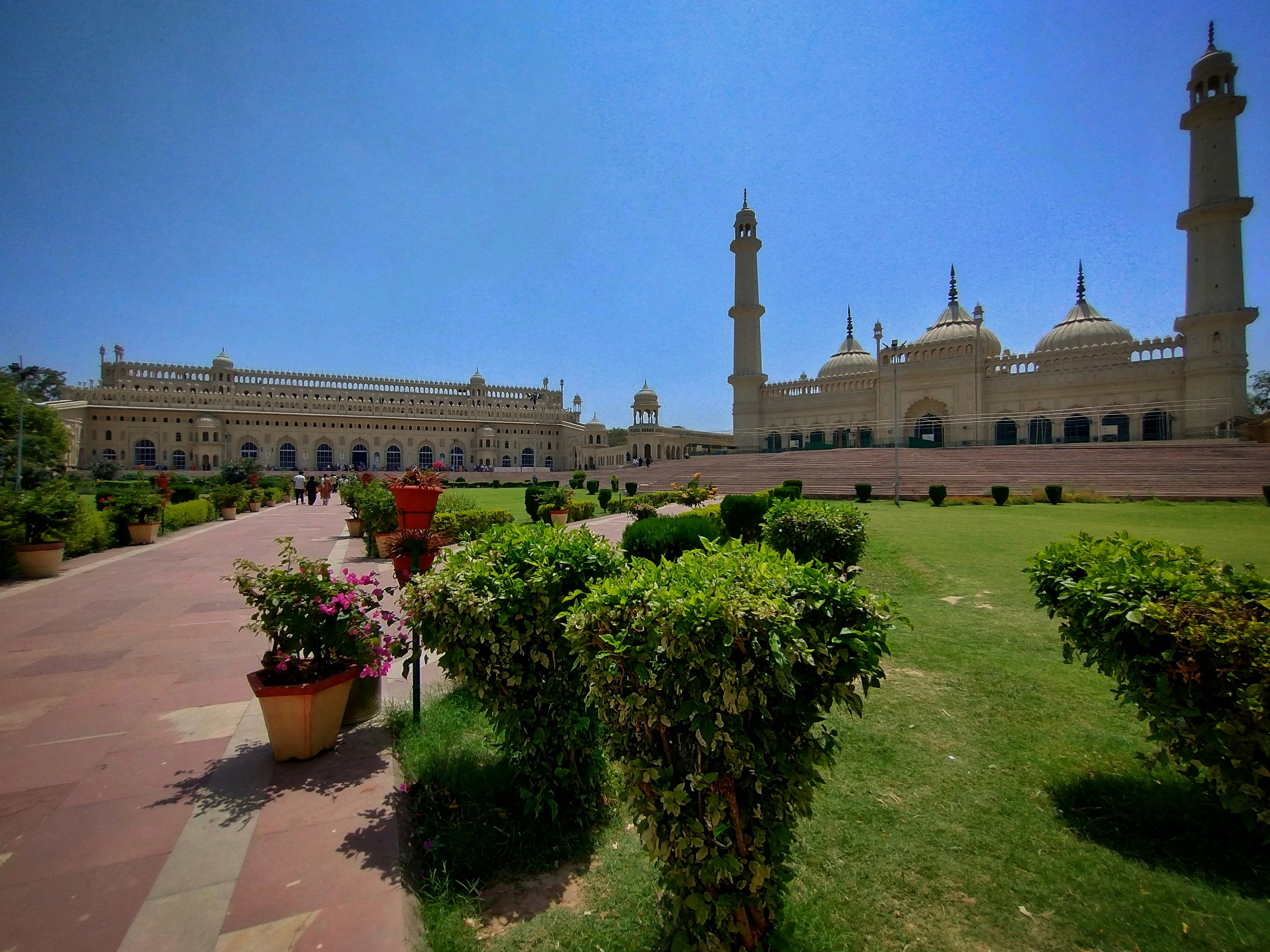 The Cost of Luxury in Abu Dhabi 2026: Comparing Emirates Palace vs. the new Saadiyat stays.