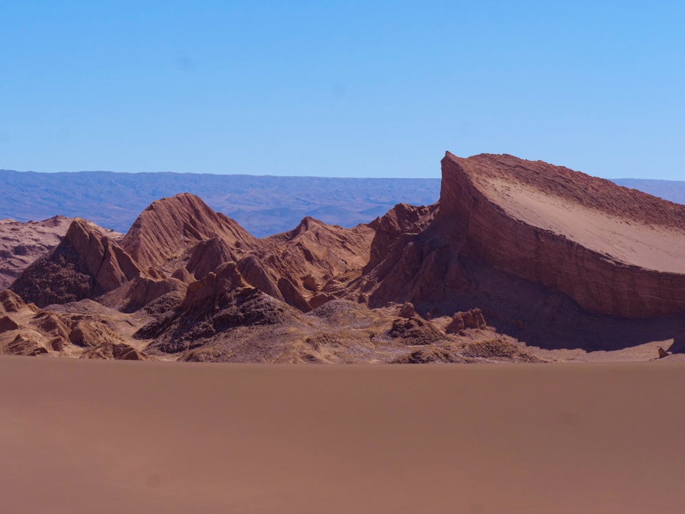 uma cordilheira no meio de um deserto