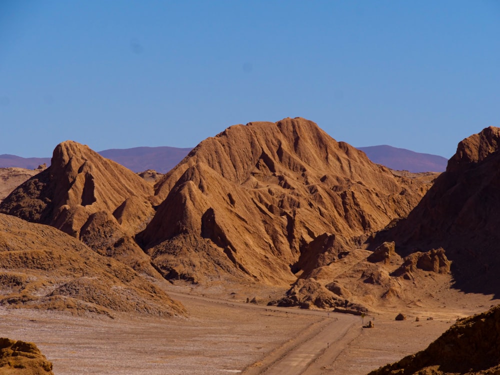 Uma estrada de terra no meio de um deserto