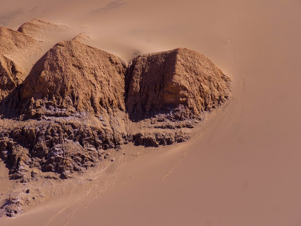 砂漠の真ん中に座っている岩のグループ