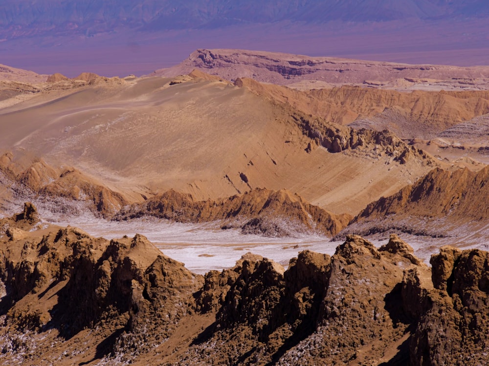 uma vista de uma cordilheira no deserto