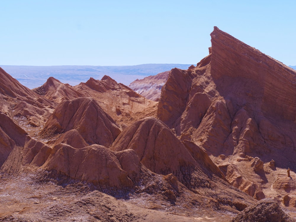 Un grupo de montañas en medio de un desierto