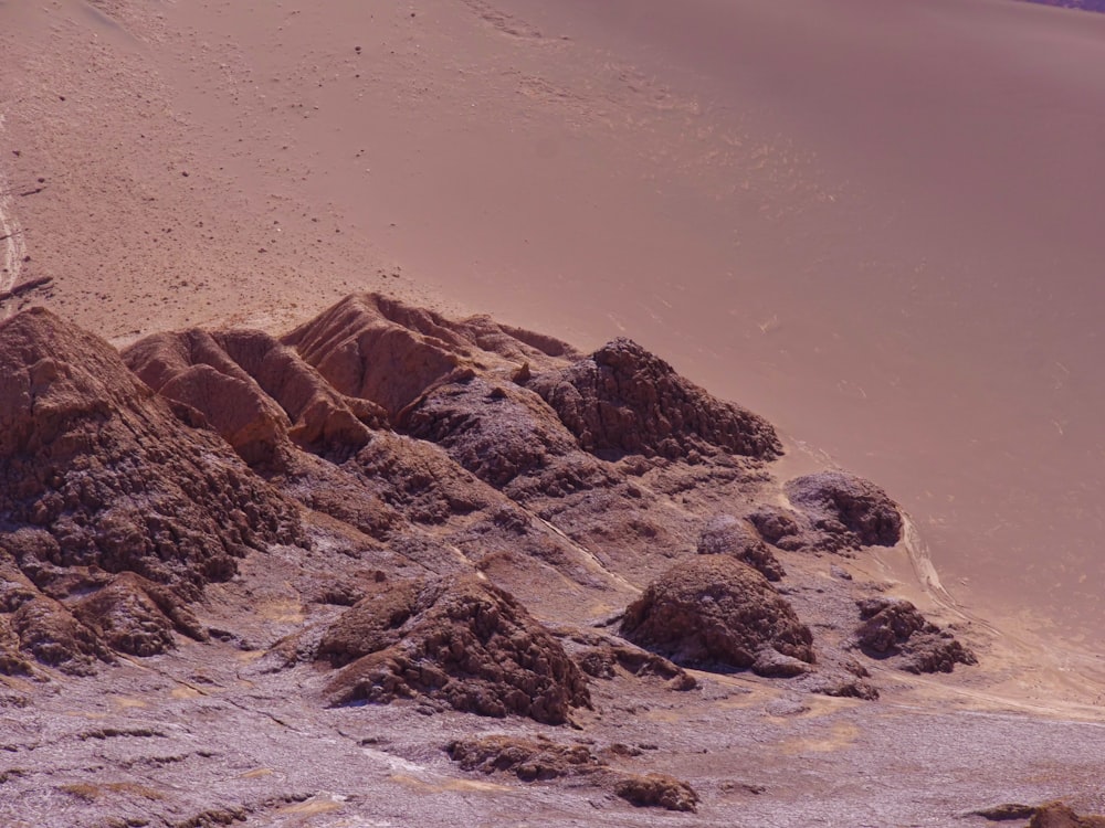 Una montagna di sabbia e rocce nel deserto
