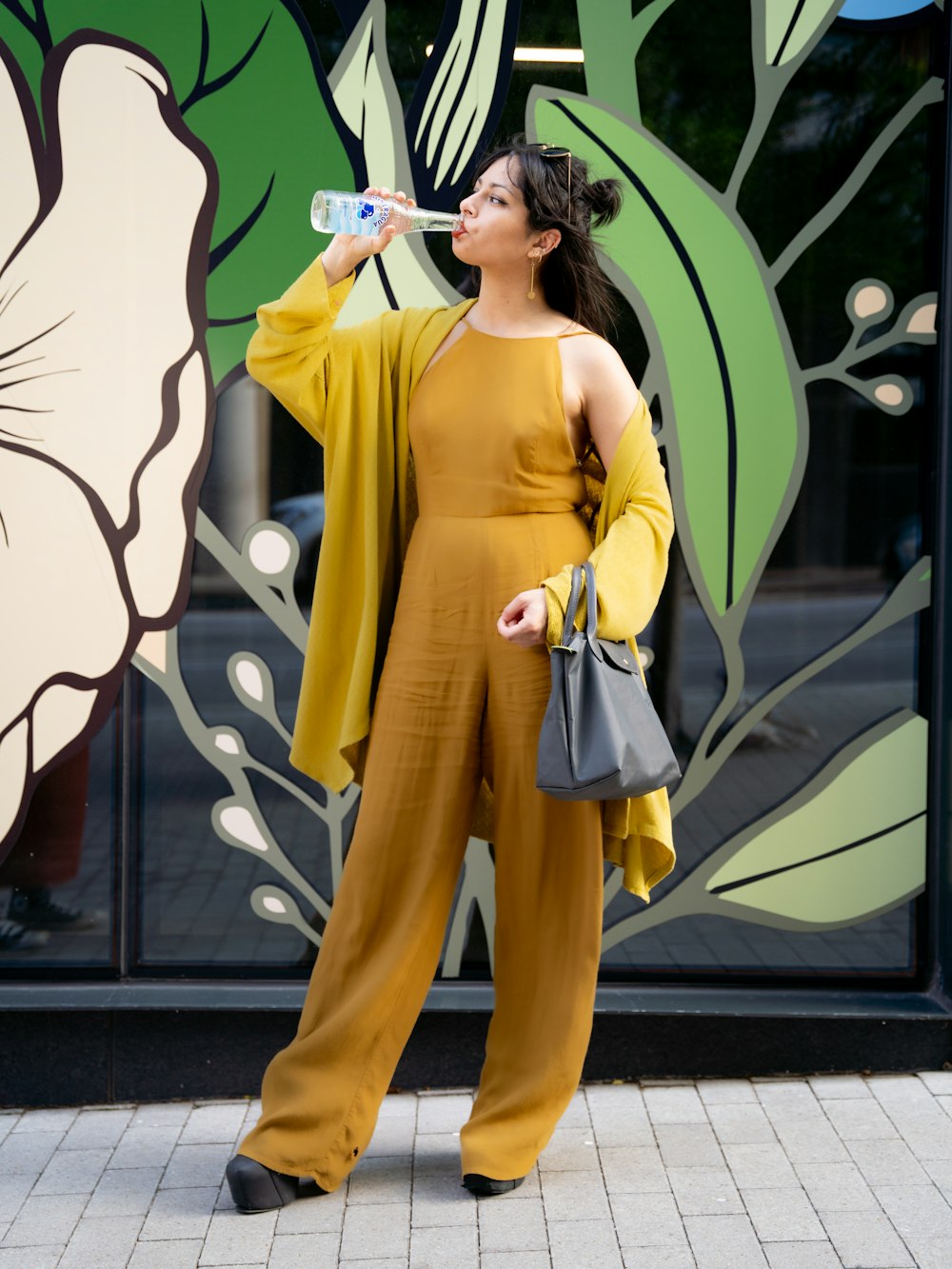 Foto Una con un amarillo bebiendo de botella – Imagen Austin gratis en Unsplash