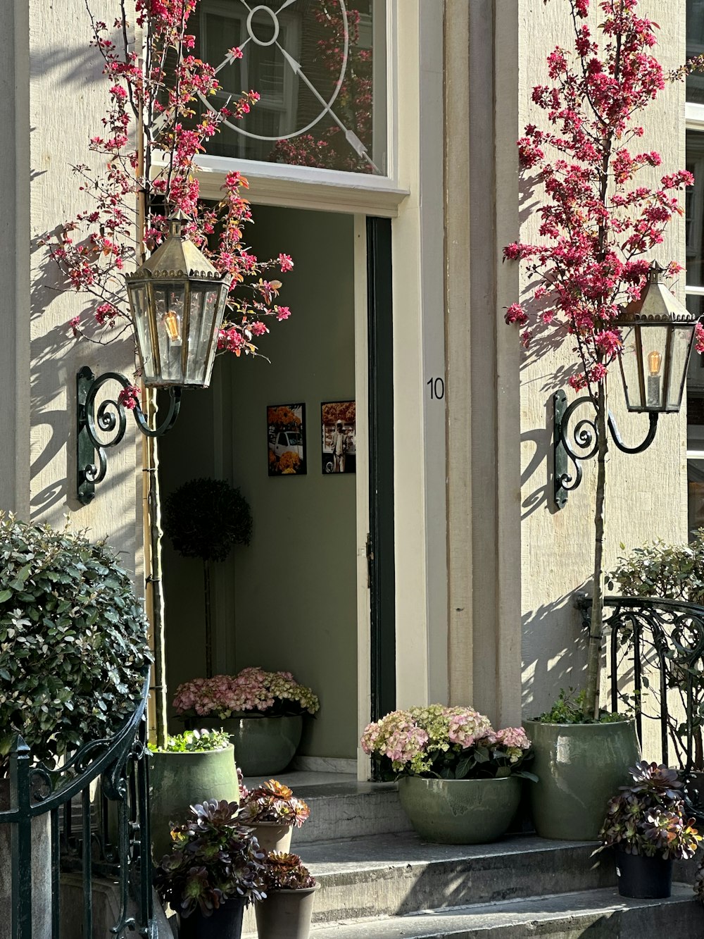 Une porte d'entrée d'une maison avec des plantes en pot sur les marches  photo – Photo Porte ouverte Gratuite sur Unsplash
