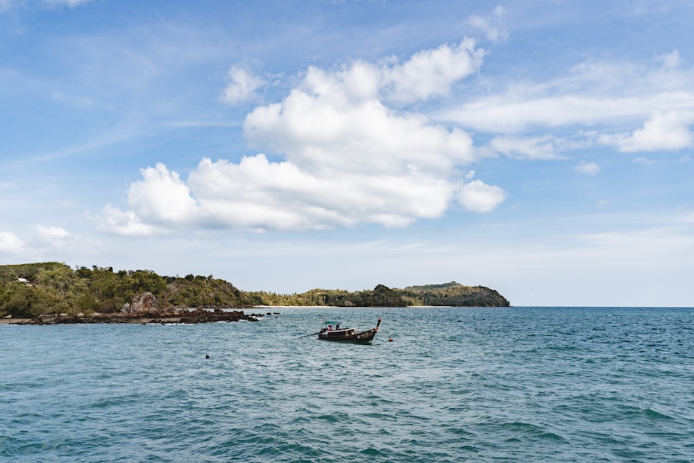 um par de barcos flutuando em cima de um grande corpo de água