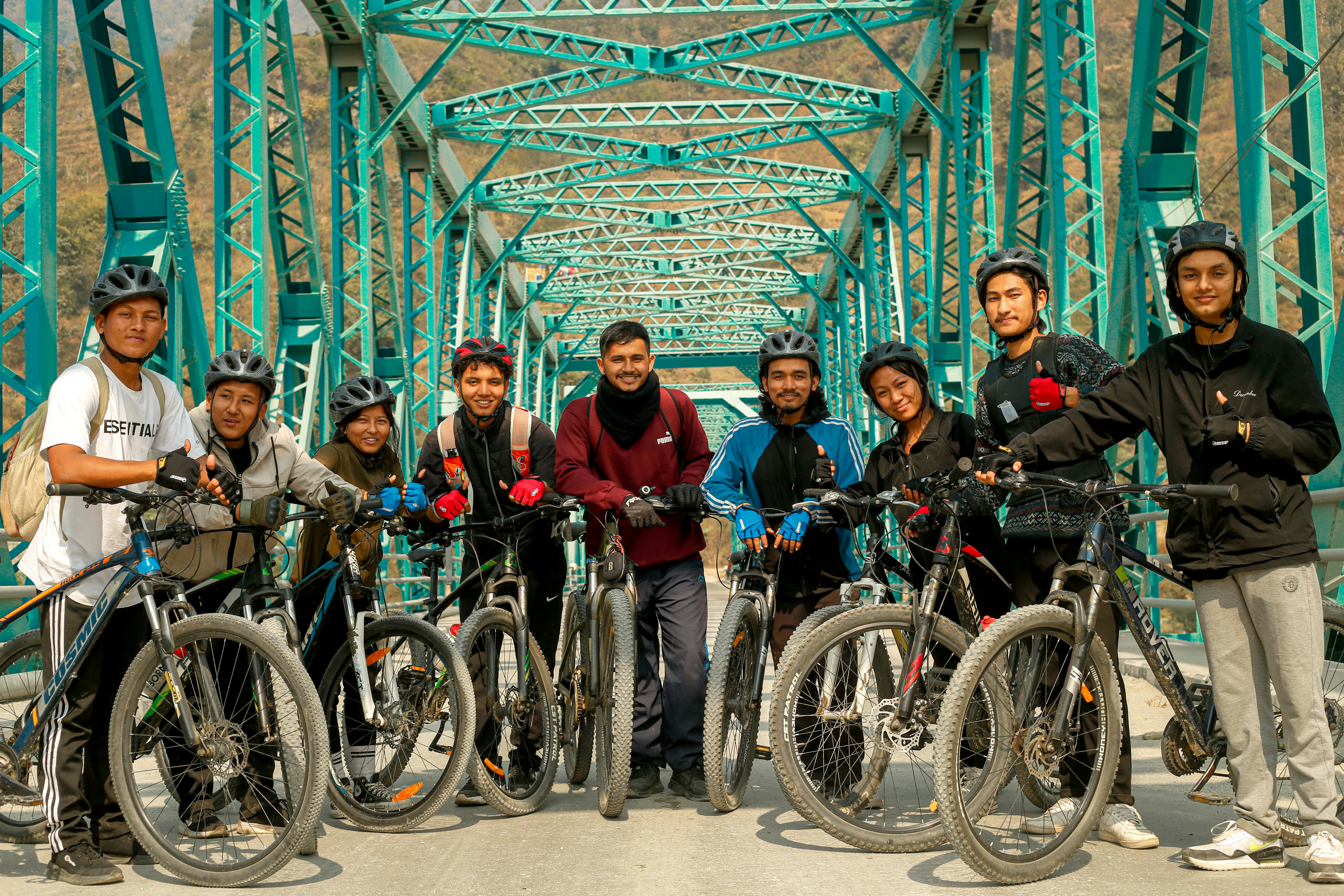Nate fährt für Global Voices (Level B2) — a group of people standing next to bikes on a bridge
