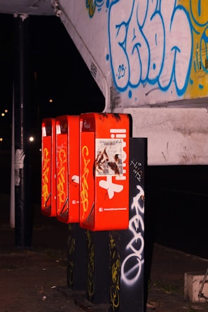 Infographic highlighting key pros and cons of top discounted prison phone providers