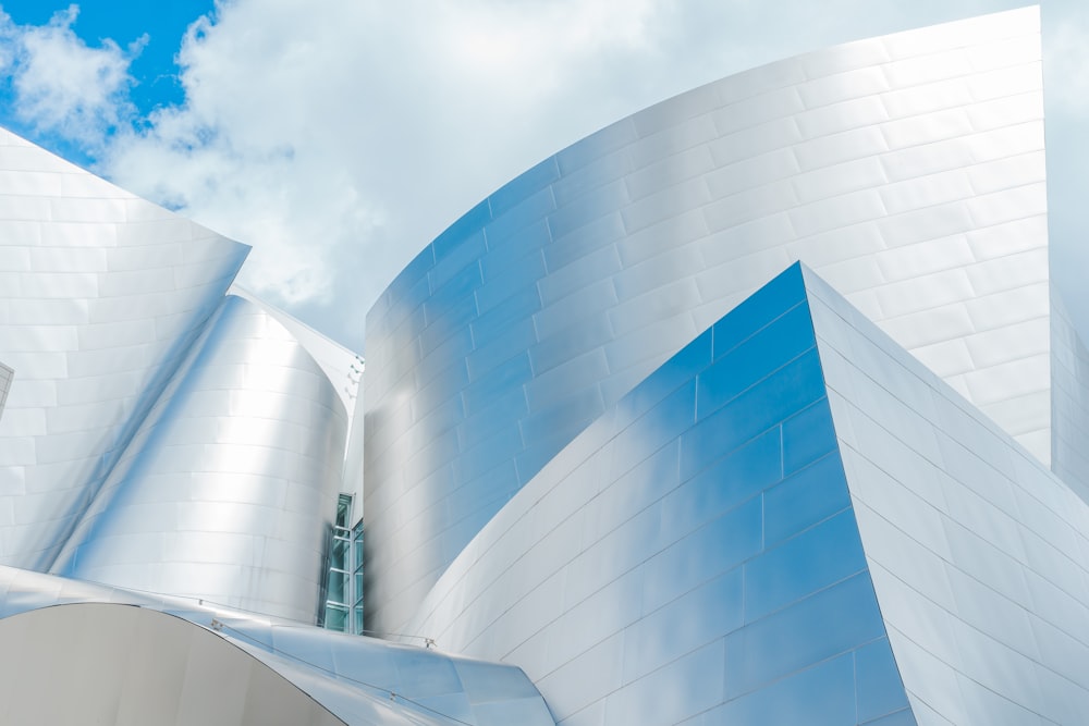 Un bâtiment avec un ciel bleu en arrière-plan