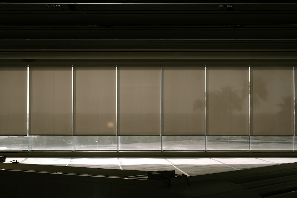 Stores motorisés commandés à distance dans un intérieur contemporain