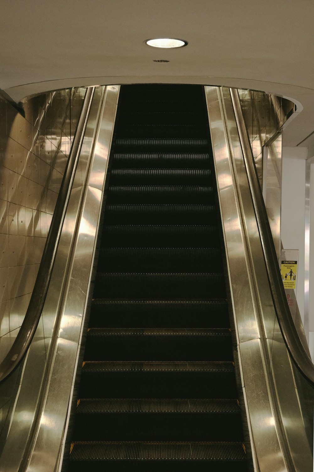 an escalator in a subway station with no people
