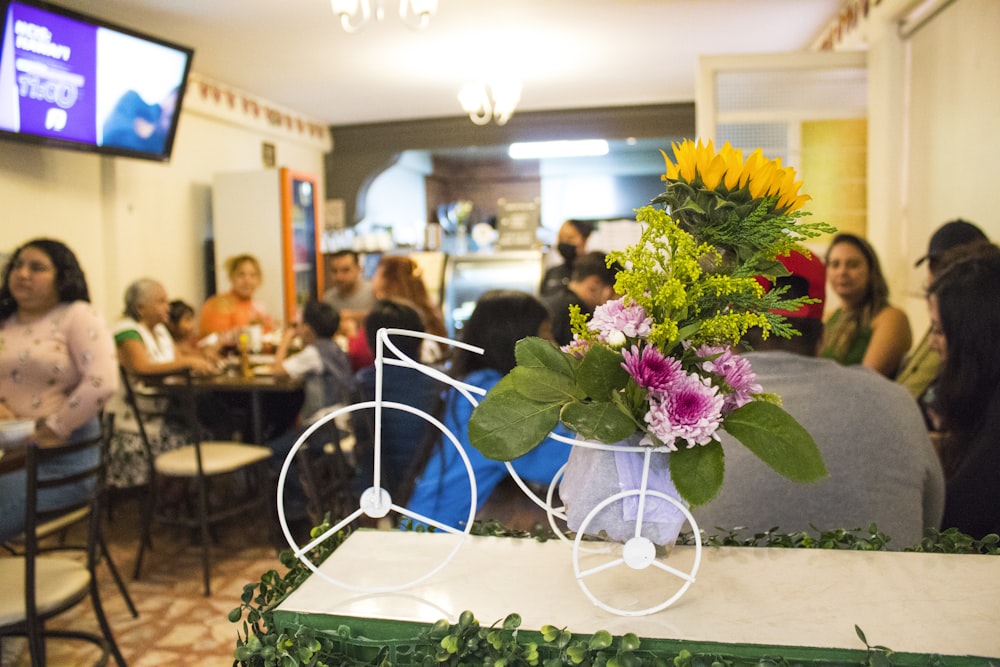 un jarrón con flores en una mesa en un restaurante