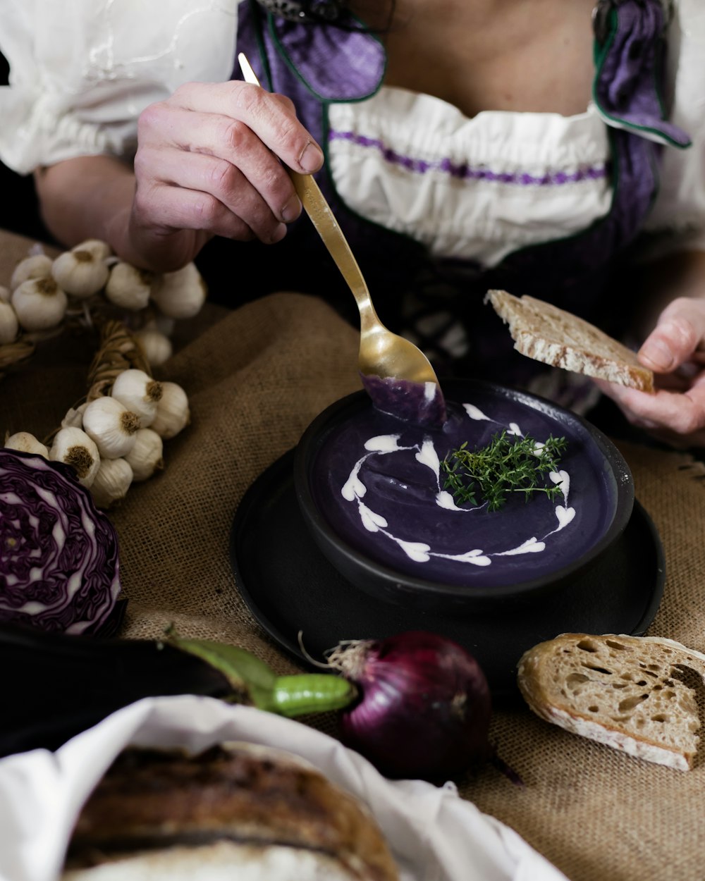 Una donna in un vestito viola sta preparando il cibo