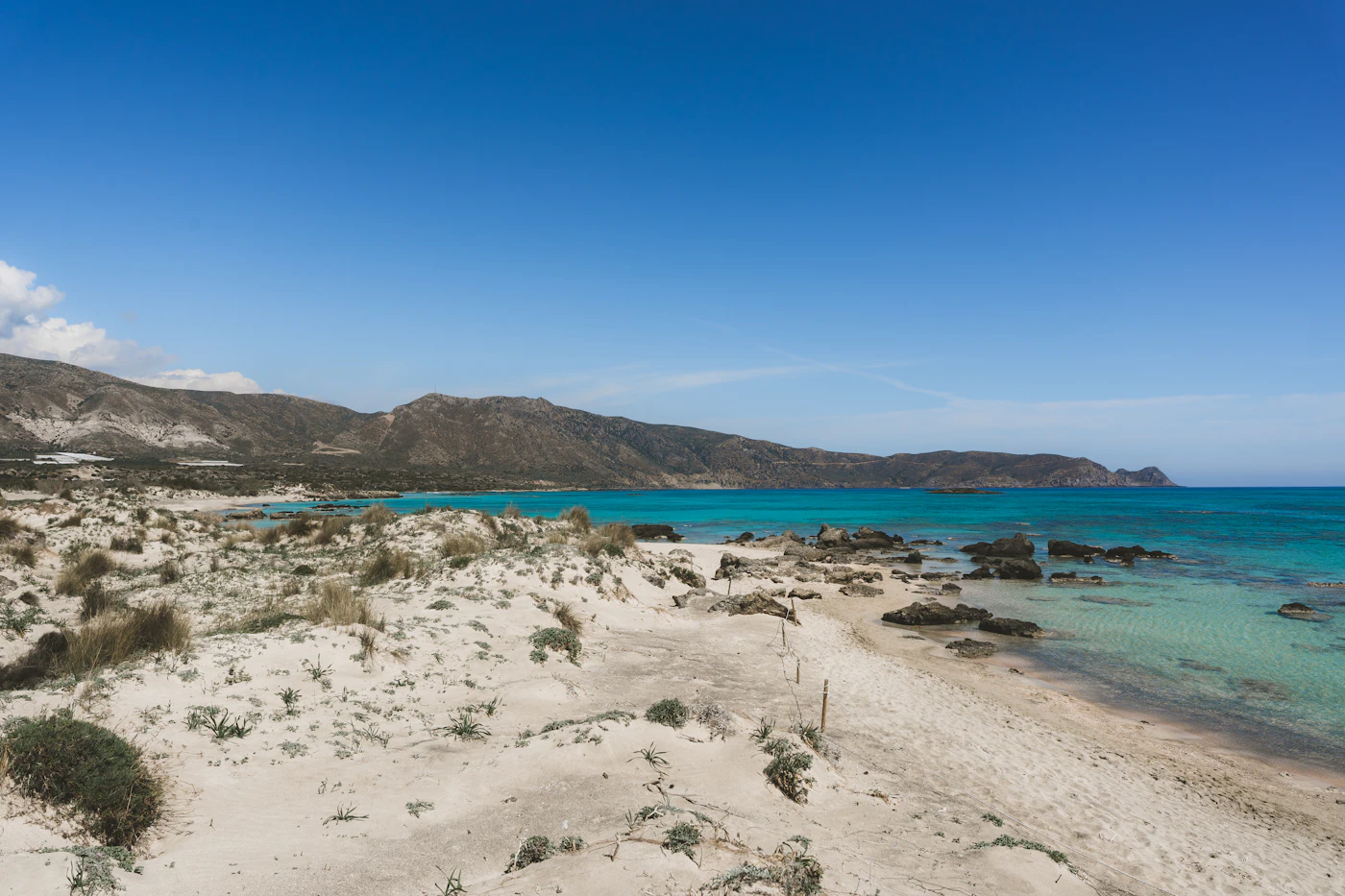 Elafonissi Strand auf Kreta mit hellem Sand und türkisfarbenem Meer