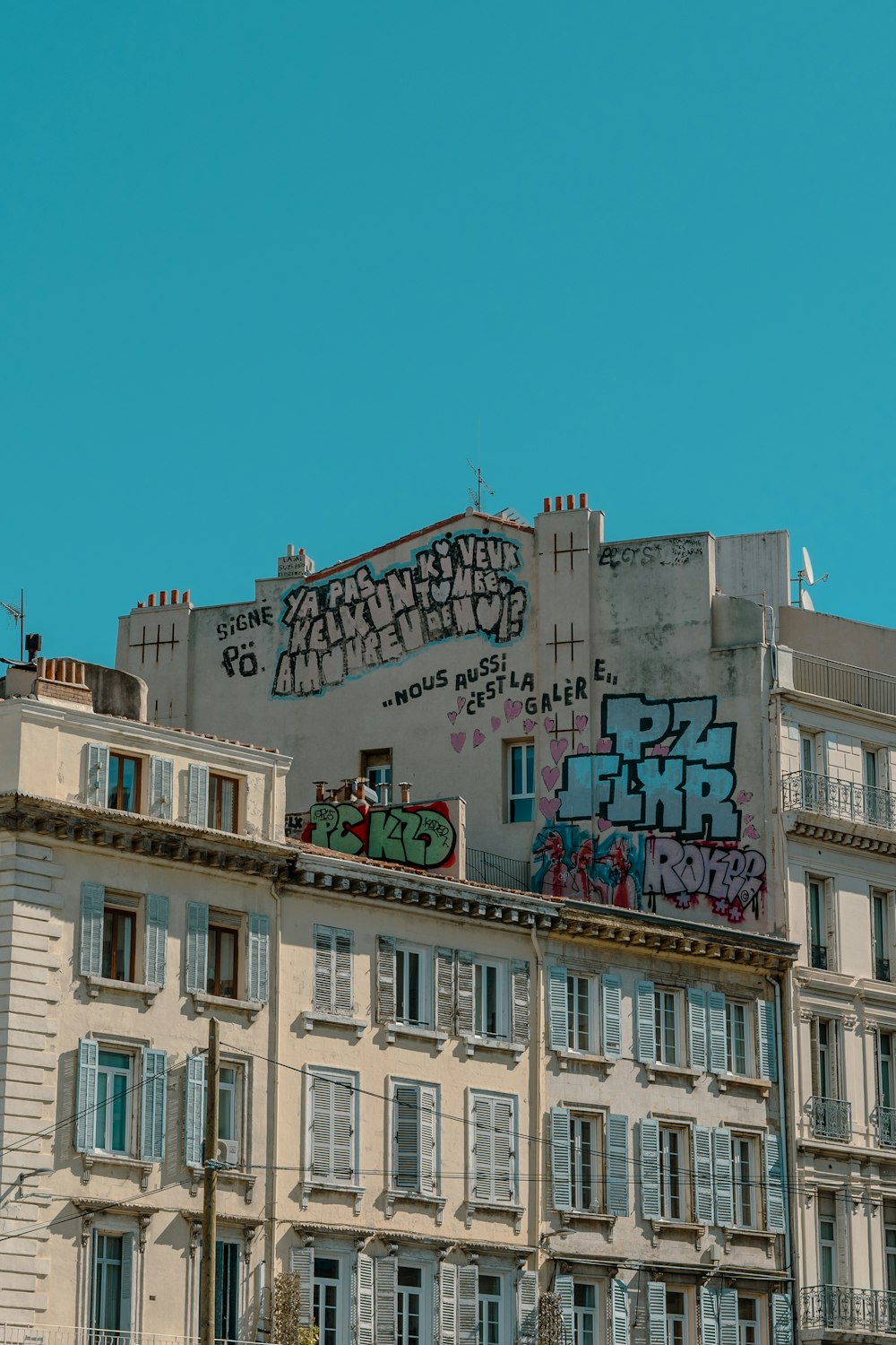 a tall building with graffiti on the side of it