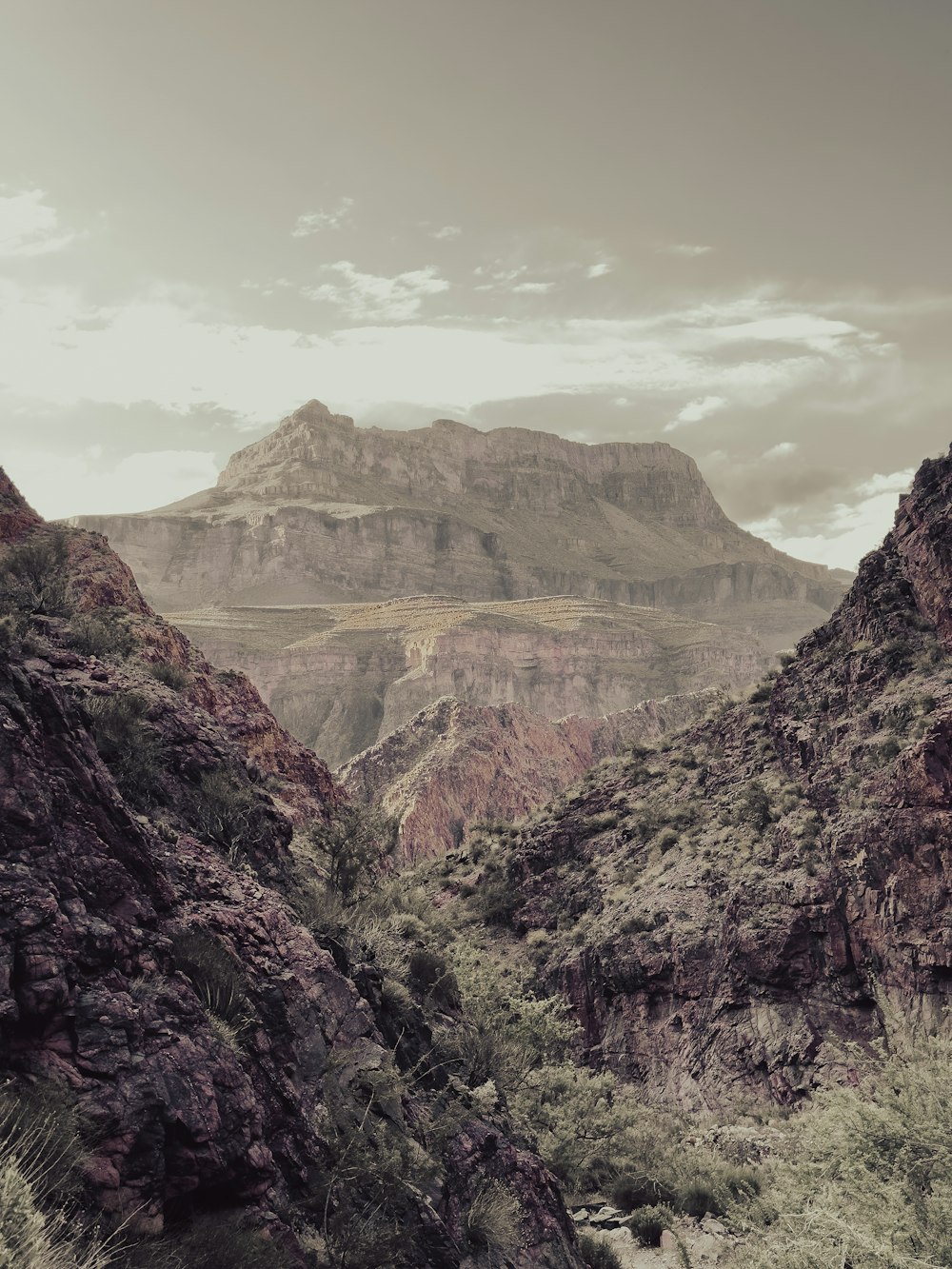 una vista di una catena montuosa da un sentiero