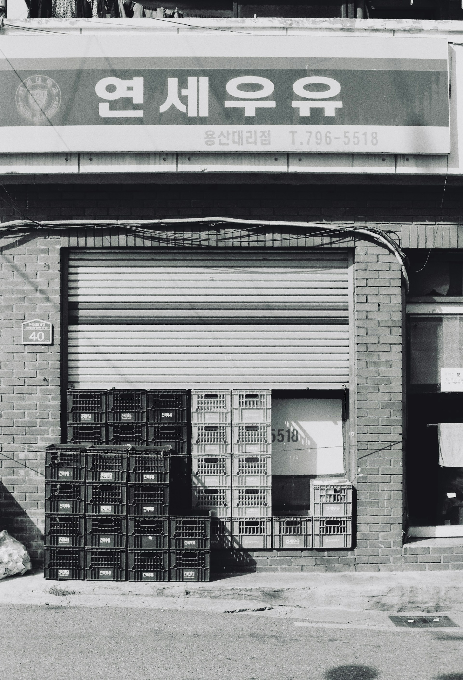 gray computer monitor