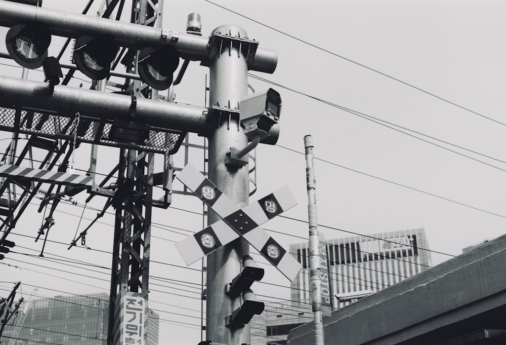 una foto in bianco e nero di un semaforo