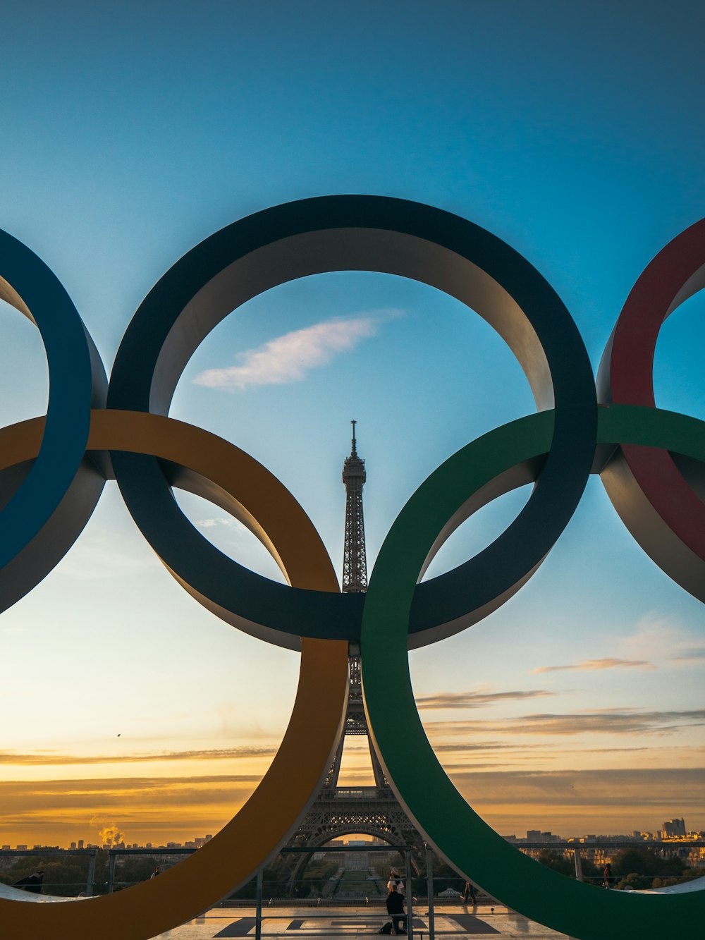 Les anneaux olympiques devant la Tour Eiffel