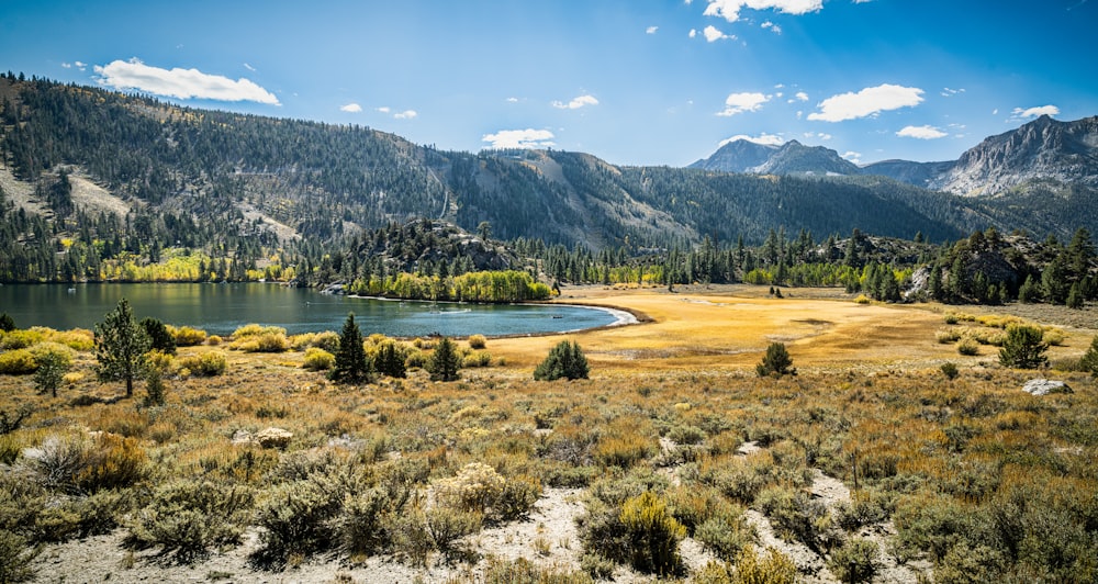 uma vista panorâmica de um lago cercado por montanhas