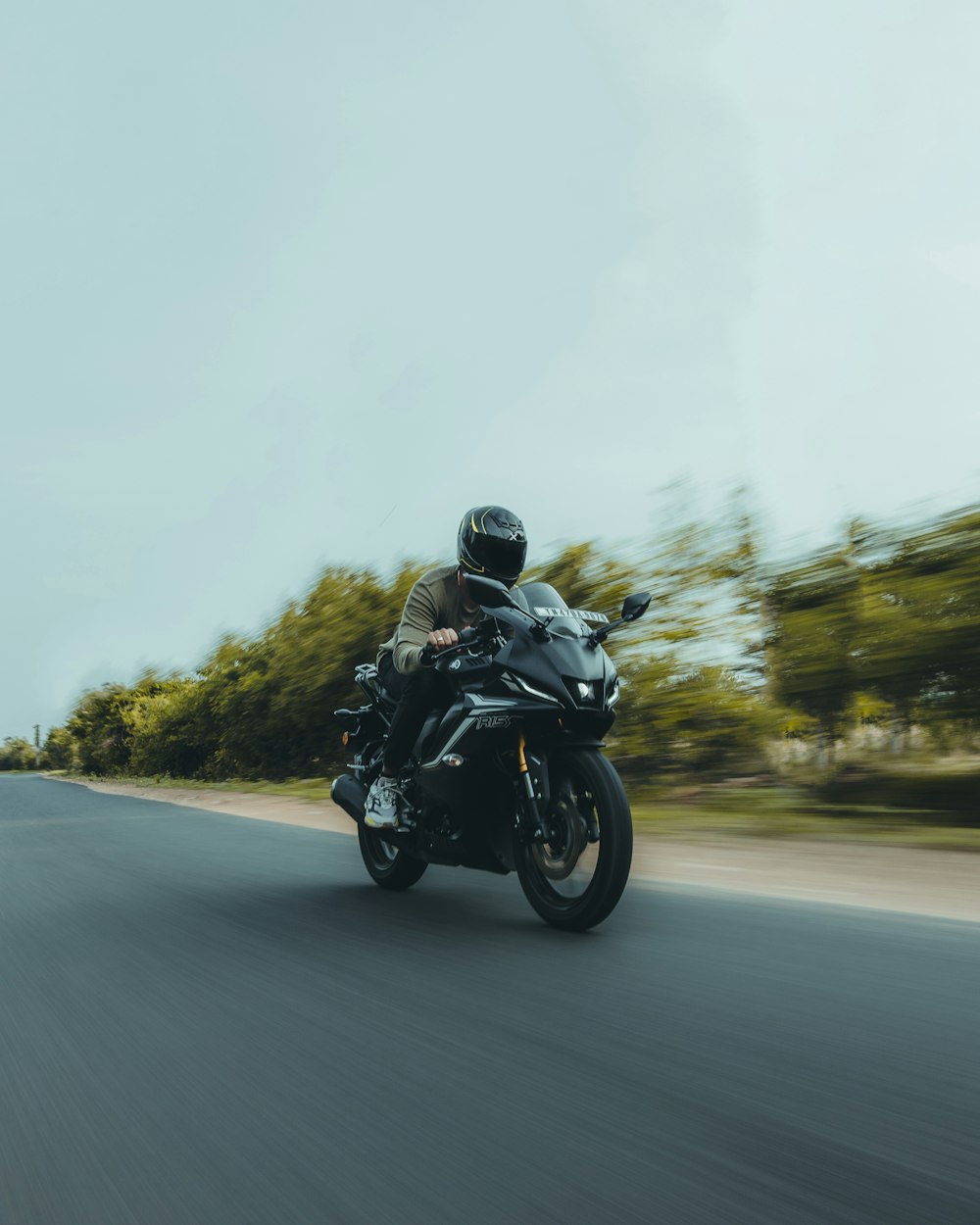 Un uomo che guida una moto lungo una strada tortuosa