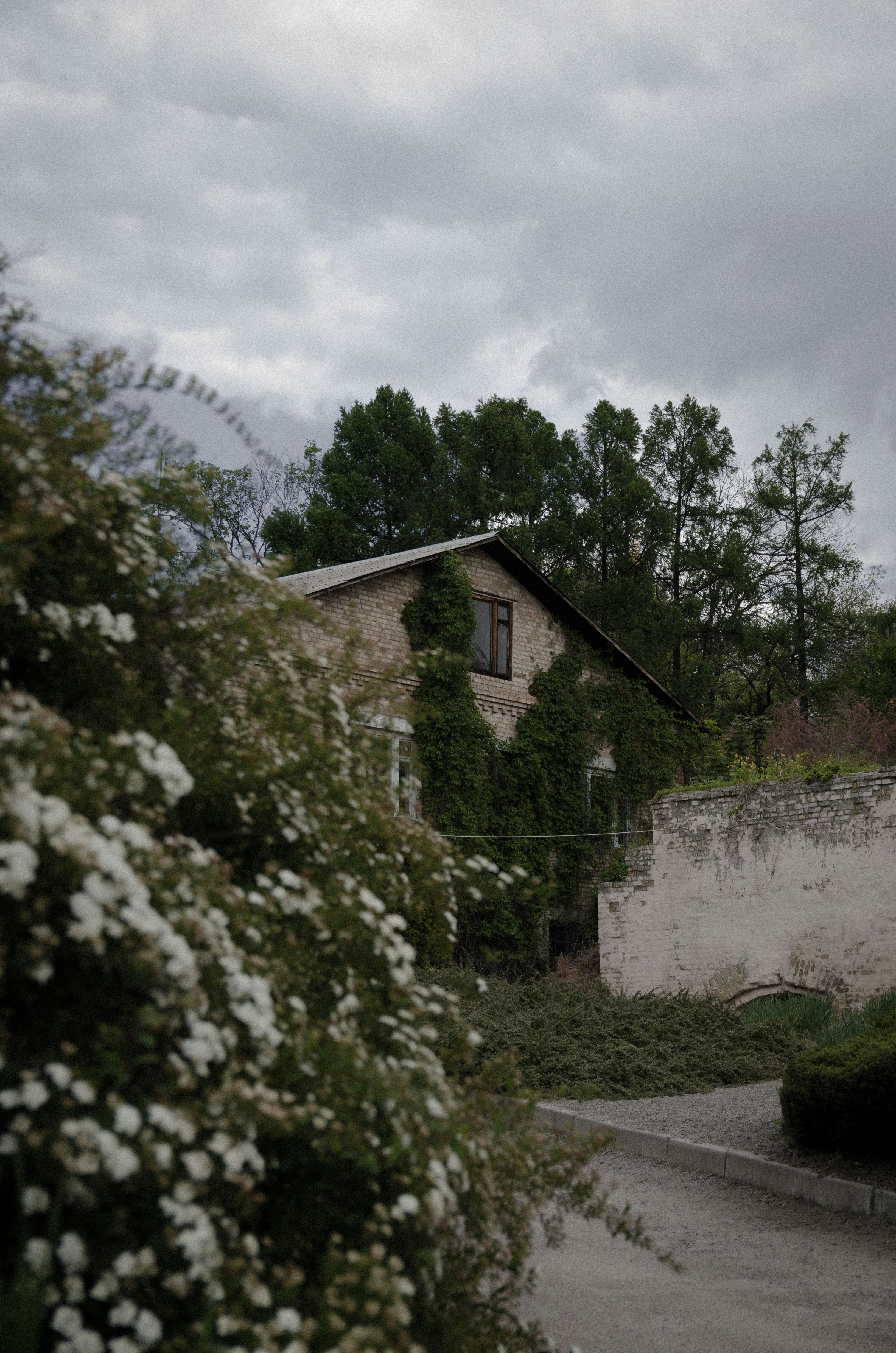un bâtiment avec une horloge sur le côté