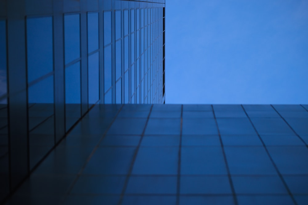 Un edificio alto con un cielo blu sullo sfondo