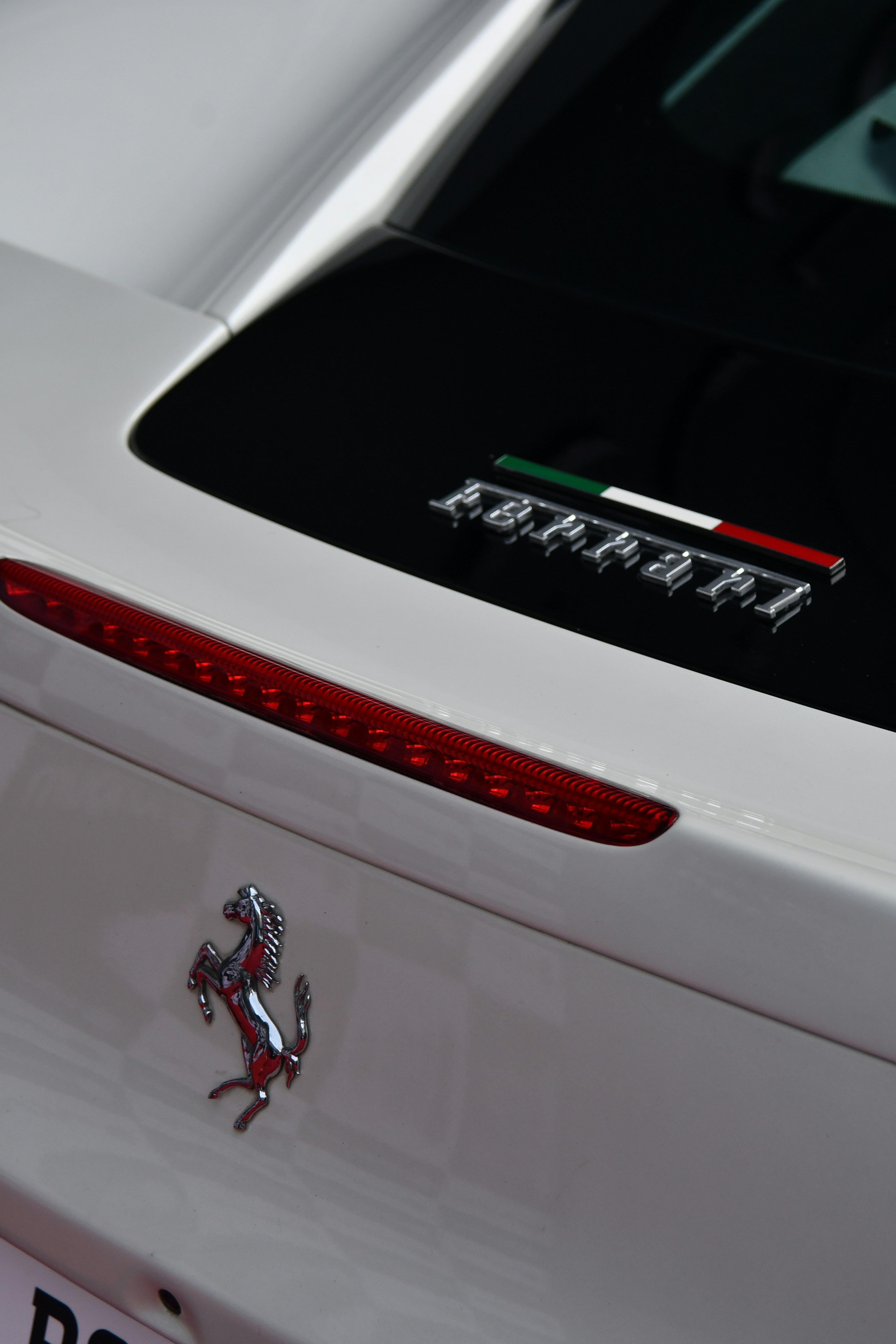 La parte posteriore di un'auto sportiva bianca