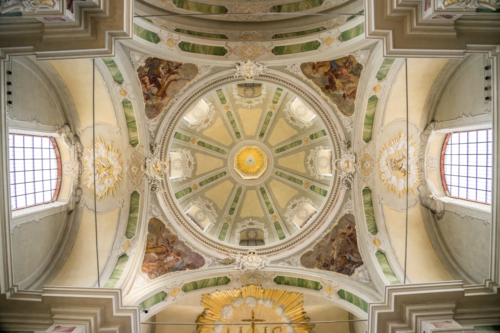 o teto de uma igreja com uma cúpula pintada