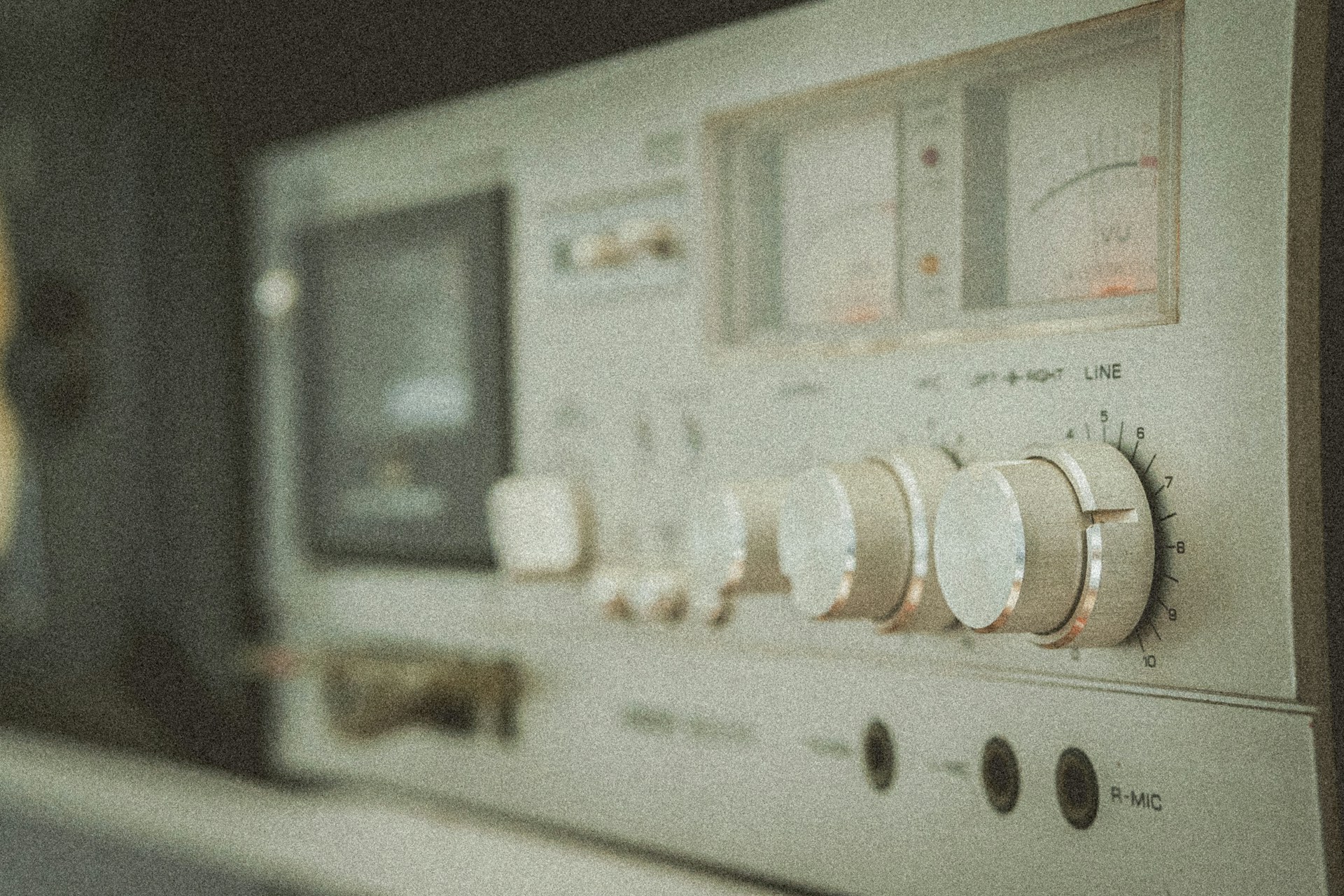 a close up of a radio with buttons and knobs