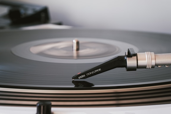 a close up of a record player's turntable
