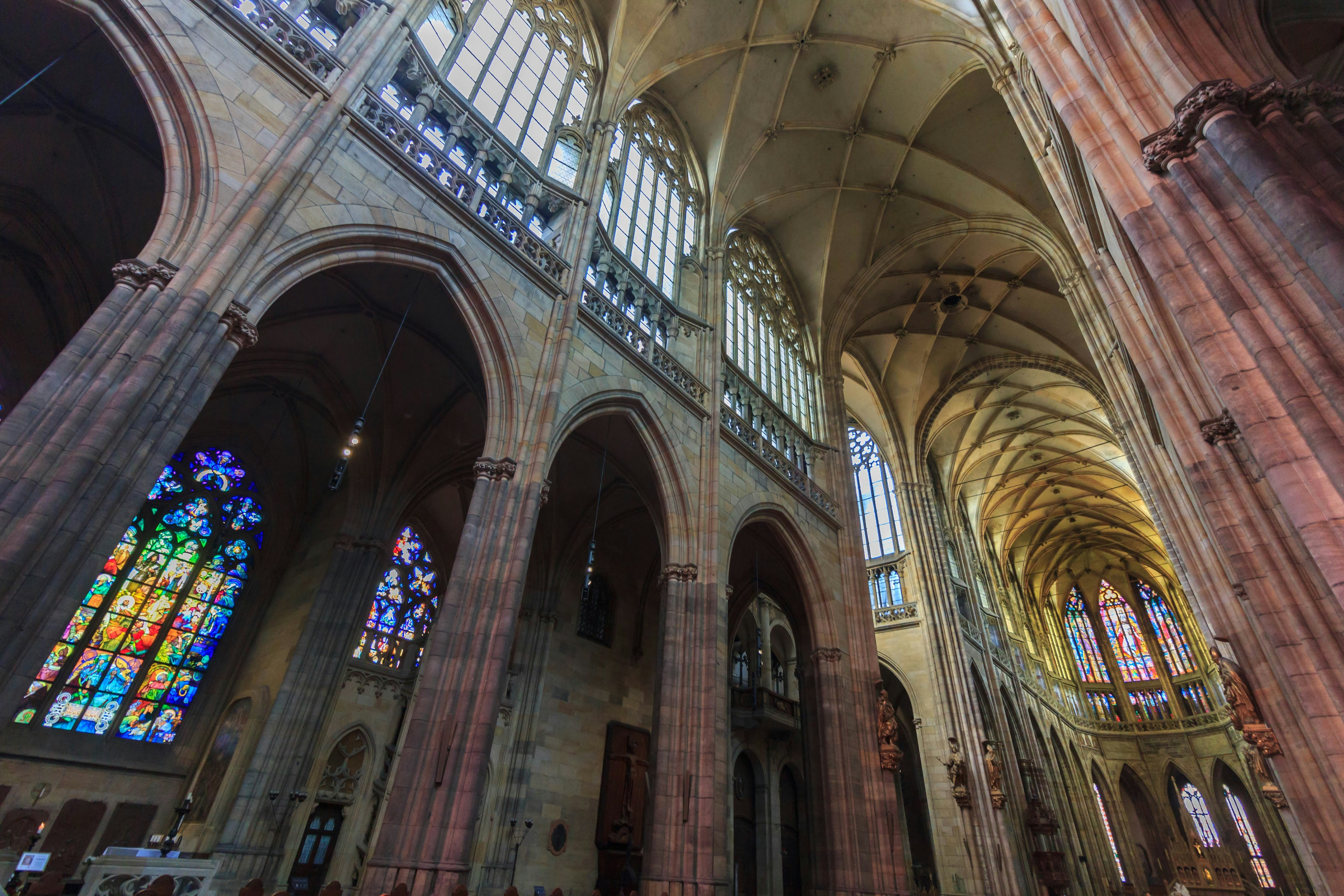 El interior de una catedral con vidrieras