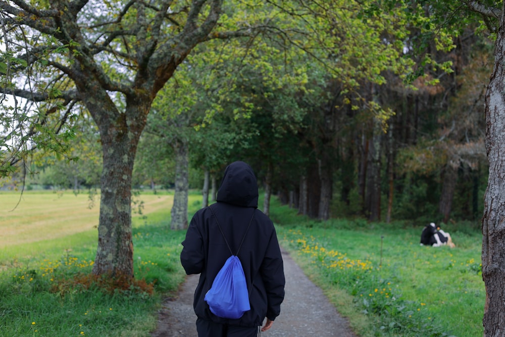 une personne marchant sur un chemin dans les bois