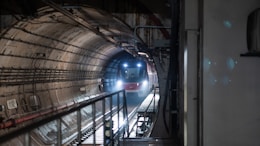 a train is coming down the tracks in a tunnel