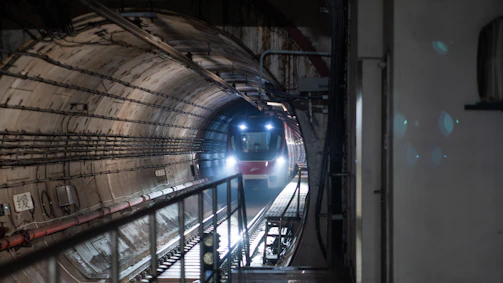 a train is coming down the tracks in a tunnel