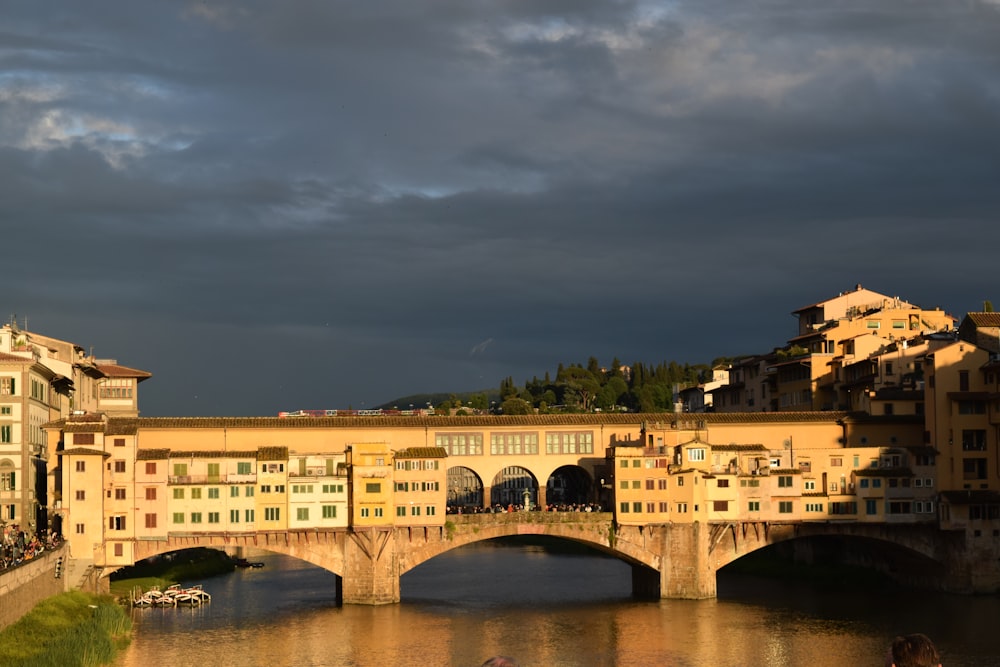 Eine Brücke über ein Gewässer unter einem bewölkten Himmel