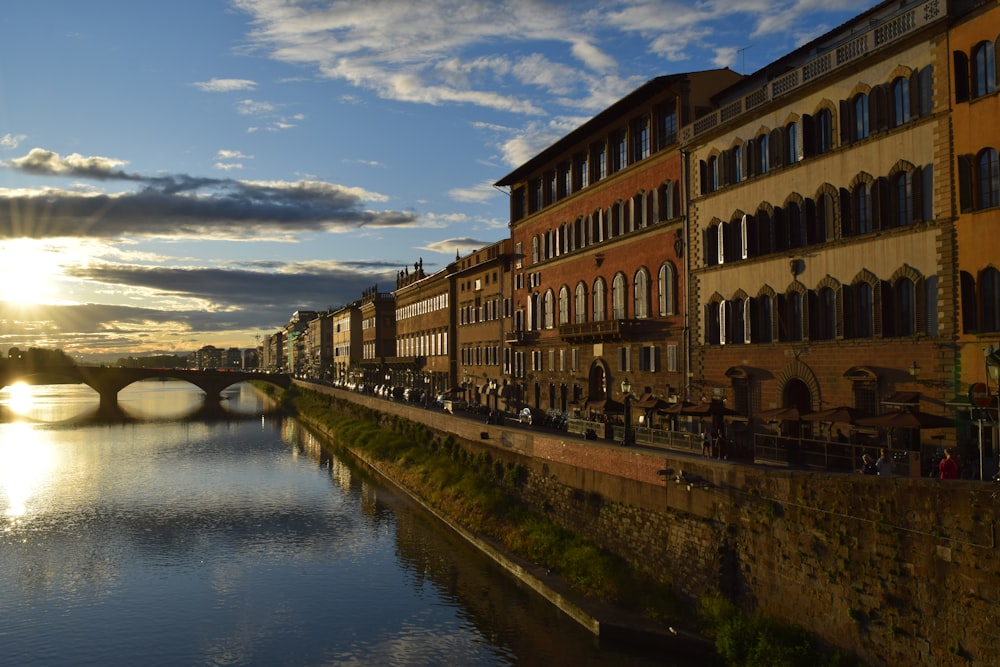 Un río que atraviesa una ciudad junto a edificios altos