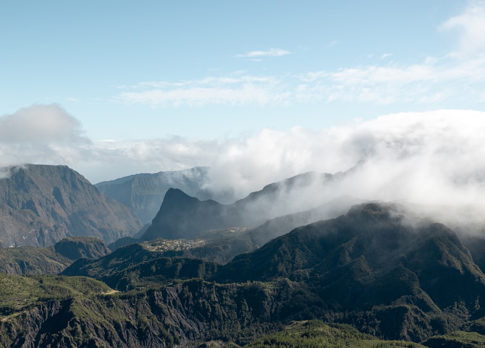 Blick auf eine in Wolken gehüllte Bergkette