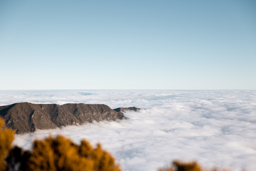 Una vista de una montaña en medio de las nubes