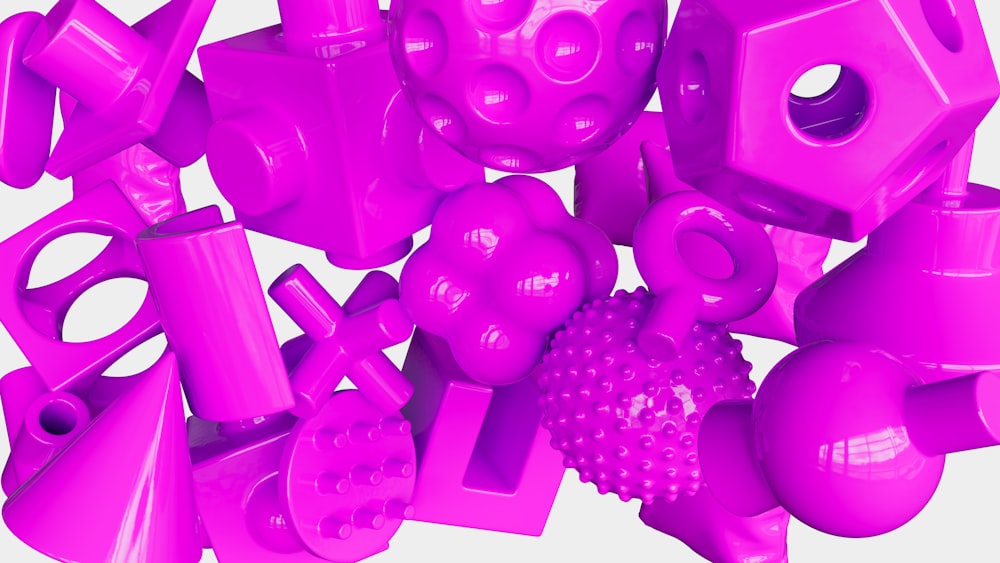 Una pila de objetos de plástico rosa sentados uno encima del otro