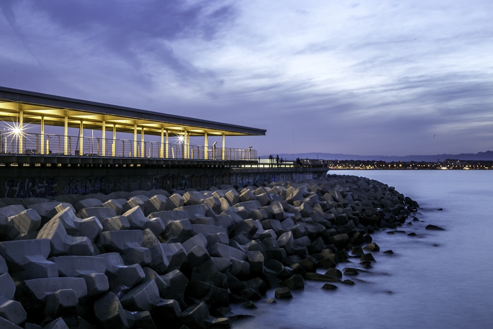 una larga exposición de un muelle por la noche