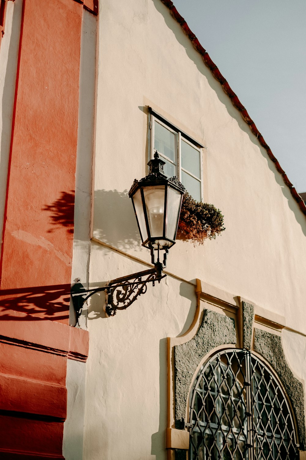 a street light on the side of a building