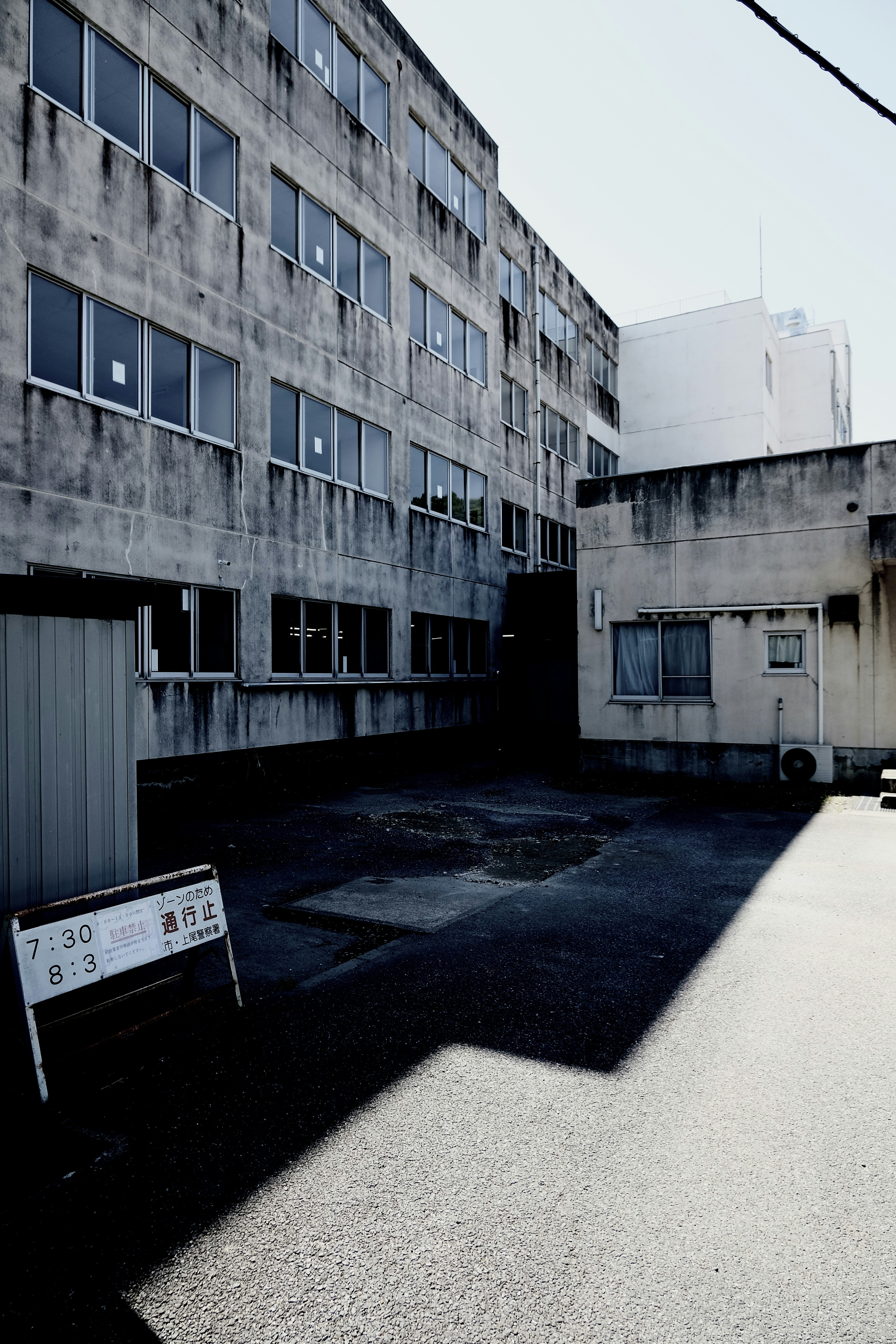 un stationnement vide devant un immeuble