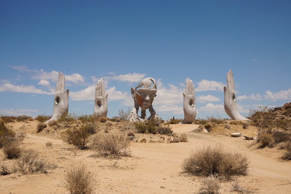Un grupo de esculturas en medio de un desierto